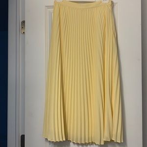Light yellow long pleated skirt